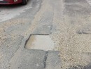 Il manto stradale rovinato provoca danni anche alle persone, non solo alle auto