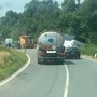 Autobus privato finisce fuori strada e resta bloccato a Candiolo