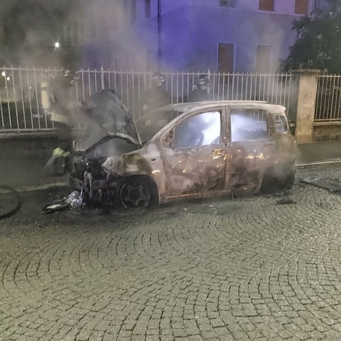 Auto in fiamme davanti alle popolari, il quartiere svegliato dalle sirene Auto in fiamme davanti alle popolari, il quartiere svegliato dalle sirene