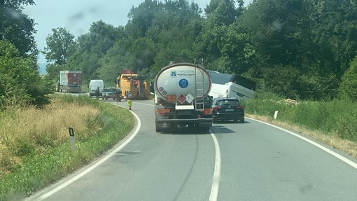 Autobus sositutivo finisce fuori strada e resta bloccato a Candiolo