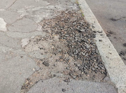 Viberti-Pozzo Strada, il Comune promette interventi sui marciapiedi dissestati Viberti-Pozzo Strada, il Comune promette interventi sui marciapiedi dissestati