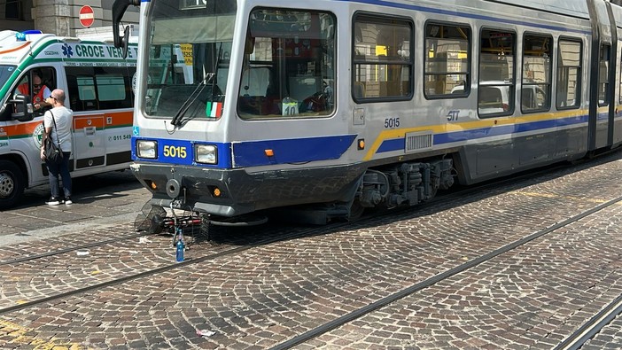 Bici sotto un tram in piazza Castello, deviata la linea 15