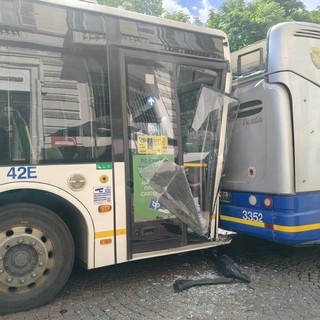 Tamponamento tra due bus in piazza Solferino