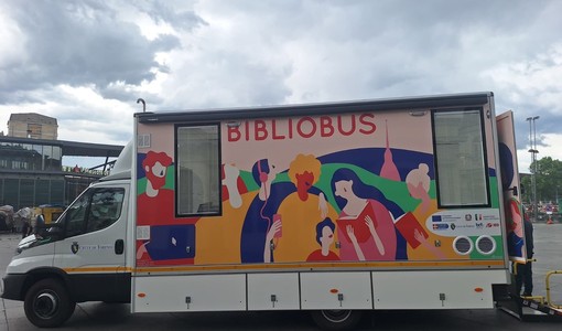Bibliobus, Torino porta i libri nei parchi: entra in servizio il terzo mezzo itinerante