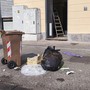 Sporcizia nel mercato di Piazza Foroni: scambio di accuse tra ambulanti e politica