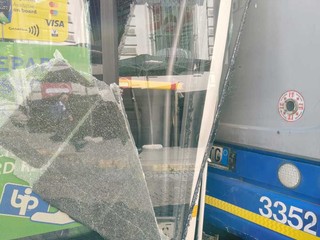Tamponamento tra due bus in piazza Solferino