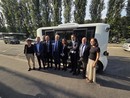 Bus a guida autonoma pronto a partire con passeggeri (e autisti) a bordo Bus a guida autonoma pronto a partire con passeggeri (e autisti) a bordo