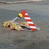 La buca in strada compie un anno: “Sostituiti i cavalletti 6 volte”