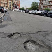 Buche e strada dissestata in via Ponchielli a Nichelino Buche e strada dissestata in via Ponchielli a Nichelino