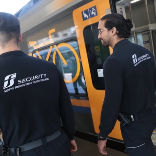 Ferrovie, oltre mille operatori di FS Security con le bodycam: più sicurezza nelle stazioni e sui treni Ferrovie, oltre mille operatori di FS Security con le bodycam: più sicurezza nelle stazioni e sui treni