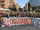 Lo striscione che accompagna la protesta degli studenti