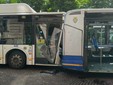 Tamponamento tra due bus in piazza Solferino