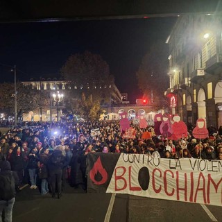 A Torino in migliaia in marcia contro la violenza di genere