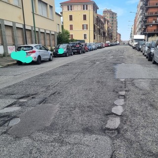 Buche e strada dissestata in via Forlì
