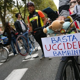 Muore a 7 anni in bici sulla strada condivisa. Il flash mob per la sicurezza tra le proteste degli automobilisti [FOTO E VIDEO]