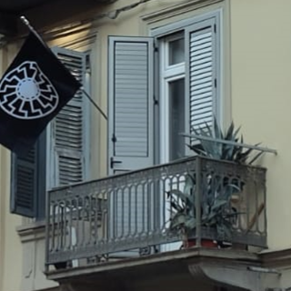 Bandiera con simbolo nazista a San Donato