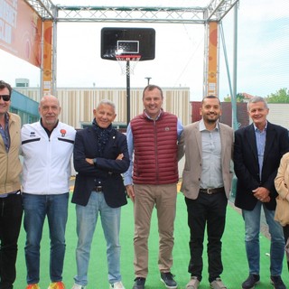 Fila di persone all'inaugurazione di due spazi