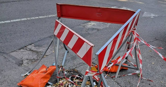 La buca dimenticata di Mirafiori Sud: “Rischio incidenti ogni giorno” La buca dimenticata di Mirafiori Sud: “Rischio incidenti ogni giorno”