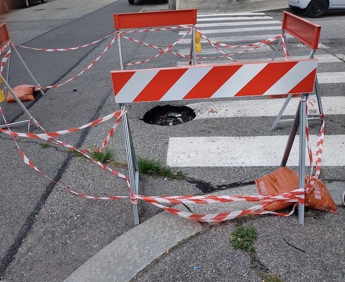 Via Vandalino, la buca ‘storica’ diventa un caso: “Da luglio si chiede la chiusura”