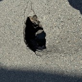 San Donato, l'asfalto cede e si forma una buca profonda