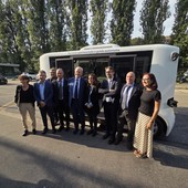 Bus a guida autonoma pronto a partire con passeggeri (e autisti) a bordo
