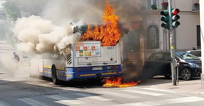 Il bus che ha preso fuoco