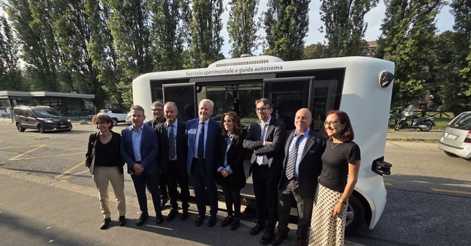 Bus a guida autonoma pronto a partire con passeggeri (e autisti) a bordo
