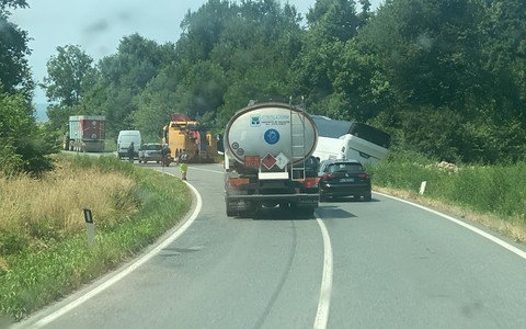 Autobus sositutivo finisce fuori strada e resta bloccato a Candiolo