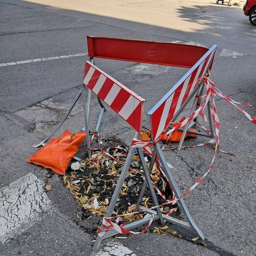 La buca dimenticata di Mirafiori Sud: “Rischio incidenti ogni giorno”