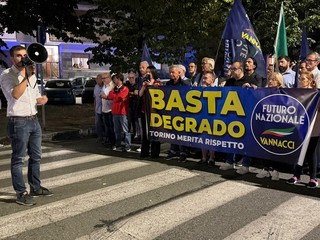 Sfilata da via Trecate tra cori e polemiche