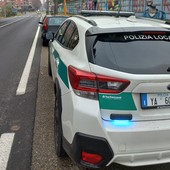 Usa il pass d'auto del parente defunto per parcheggiare al mercato: sanzionato a Chivasso