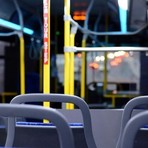 Delirio sul bus 72 di Torino, madre e figlia minacciate di morte da una donna perché "troppo felici"