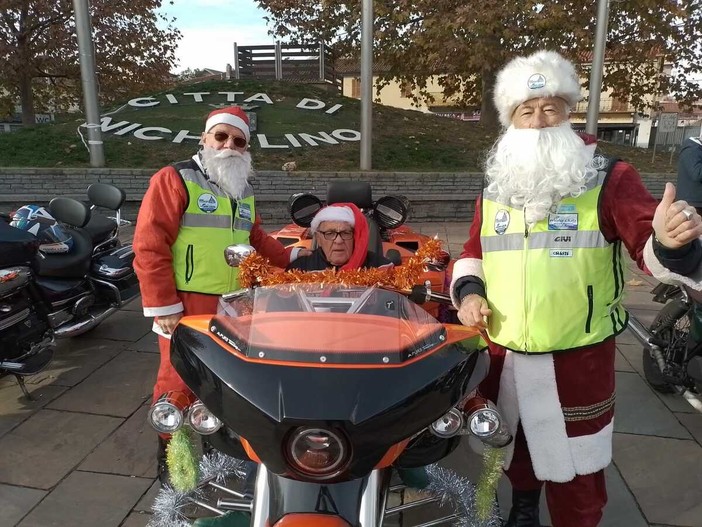 I Babbi Natale in moto colorano di rosso il centro di Nichelino I Babbi Natale in moto colorano di rosso il centro di Nichelino