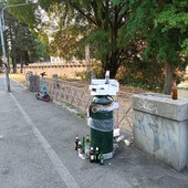 Il risveglio di Borgo Rossini tra i rifiuti: bicchieri e bottiglie ovunque