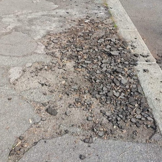 Viberti-Pozzo Strada, il Comune promette interventi sui marciapiedi dissestati Viberti-Pozzo Strada, il Comune promette interventi sui marciapiedi dissestati