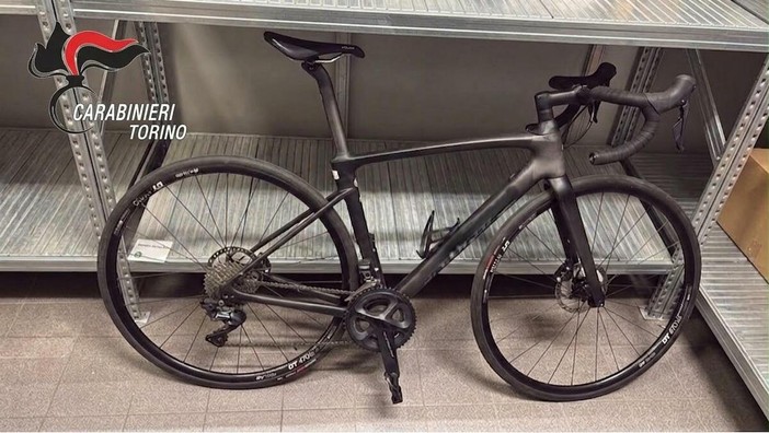 Rompono i finestrini dell'auto per rubare una bici: i carabinieri arrestano una donna Rompono i finestrini dell'auto per rubare una bici: i carabinieri arrestano una donna