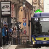 Bus che arriva alla fermata a Torino