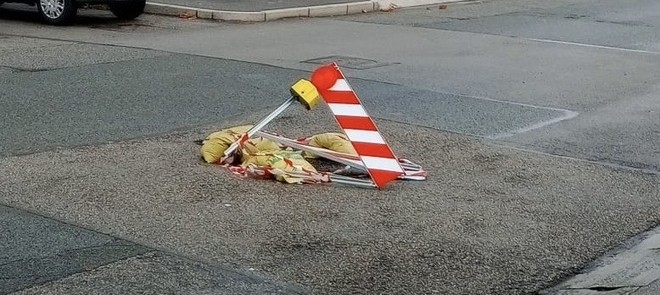 La buca in strada compie un anno: “Sostituiti i cavalletti 6 volte”