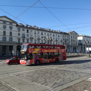 turisti in città con bus