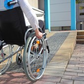 Persona in carrozzina che fatica a muoversi