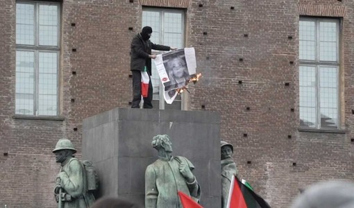 Scontri al corteo di Torino, destra contro i manifestanti: "Stanno cercando il morto" Scontri al corteo di Torino, destra contro i manifestanti: "Stanno cercando il morto"