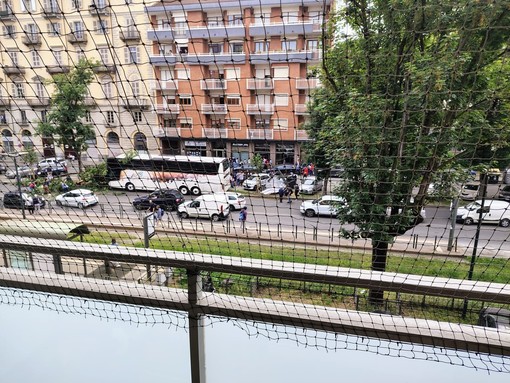 Perde il controllo del bus: abbattuti un cartellone e un albero