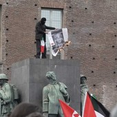 Scontri al corteo di Torino, destra contro i manifestanti: "Stanno cercando il morto"