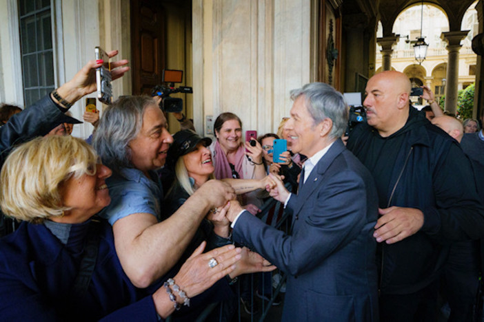 Un legame che percorre il tempo e le emozioni: il riconoscimento Città di Torino a Claudio Baglioni