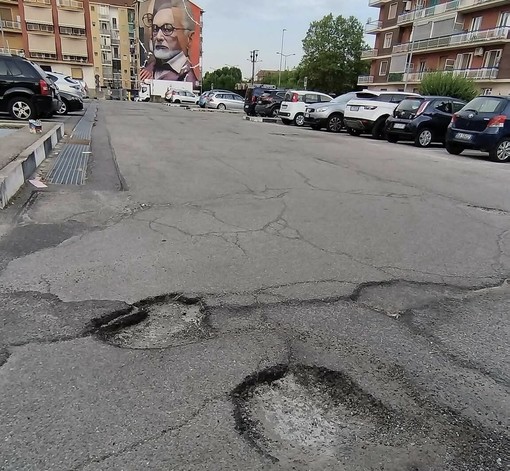 Buche e strada dissestata in via Ponchielli a Nichelino Buche e strada dissestata in via Ponchielli a Nichelino