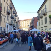 Mercato all'aperto e bancarelle