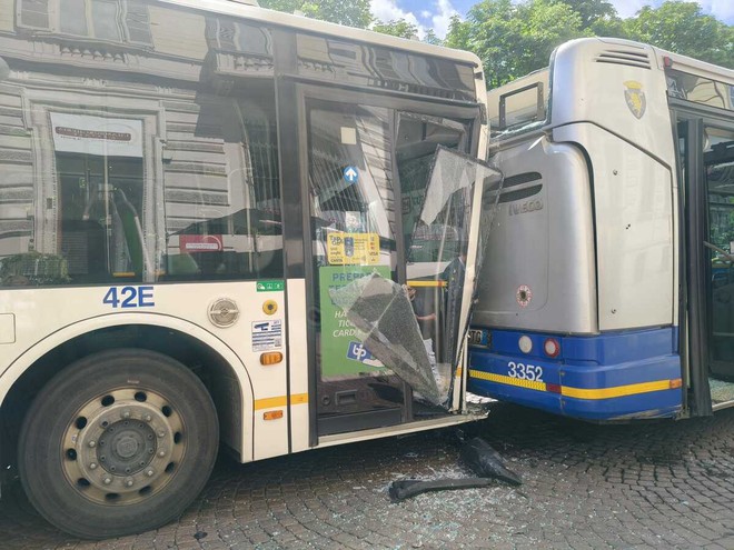 Tamponamento tra due bus in piazza Solferino