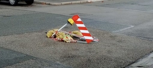 La buca in strada compie un anno: “Sostituiti i cavalletti 6 volte” La buca in strada compie un anno: “Sostituiti i cavalletti 6 volte”