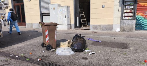 Sporcizia nel mercato di Piazza Foroni: scambio di accuse tra ambulanti e politica