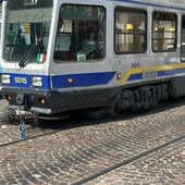 Bici sotto un tram in piazza Castello, deviata la linea 15
